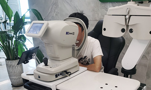 電腦驗(yàn)光儀使用.jpg 電腦驗(yàn)光儀使用.jpg